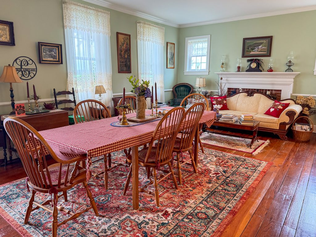 The dining area at the Crow Vineyard Farmstay Bed & Breakfast
